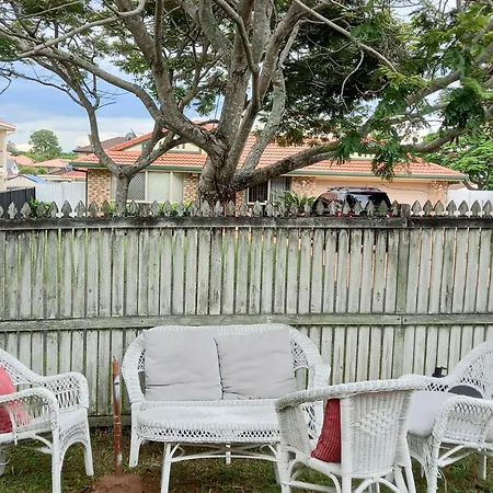 Air Conditioned Floral Youth Backpacker And House Brisbane
