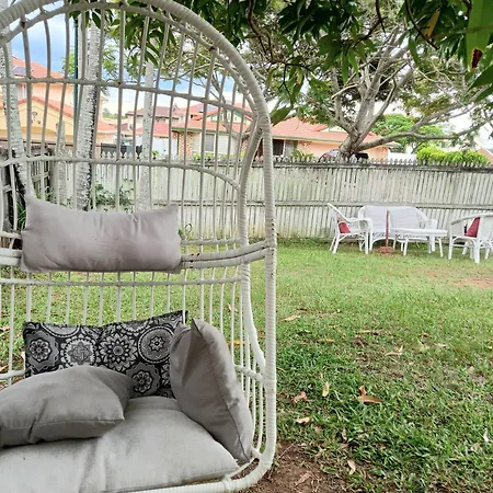 Air Conditioned Floral Youth Backpacker And House Brisbane