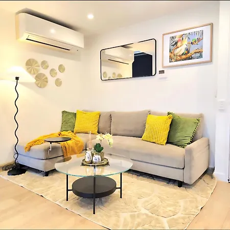 Apartment Modern Cbd With Skyline Views , Pool Gym & Free Parking