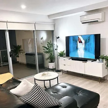 Spacious & Modern Close To & Airport *