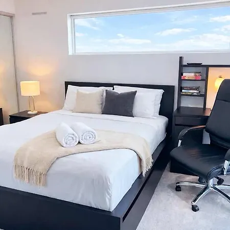 Apartment Spacious & Modern Close To & Airport *
