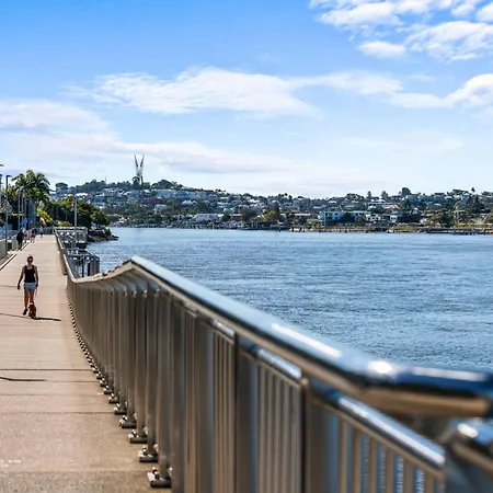 2-bed Getaway With Shared Pool & Bbq Access Brisbane