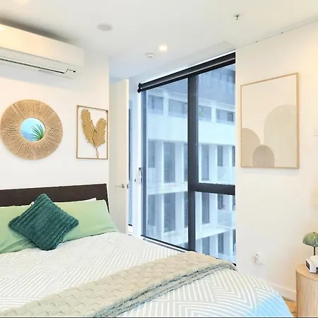 Modern Cbd With Skyline Views , Pool Gym & Free Parking Apartment *