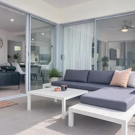 Spacious & Modern Close To & Airport *