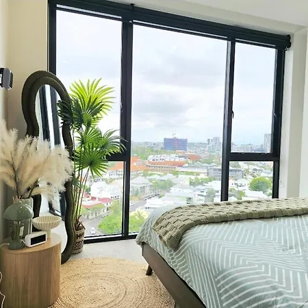 Modern Cbd With Skyline Views , Pool Gym & Free Parking