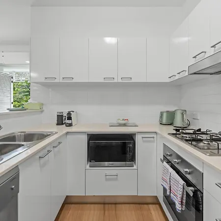 Apartment 2-bed Getaway With Shared Pool & Bbq Access Brisbane