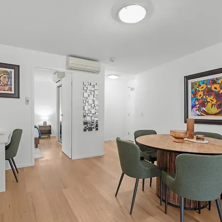 2-bed Getaway With Shared Pool & Bbq Access *