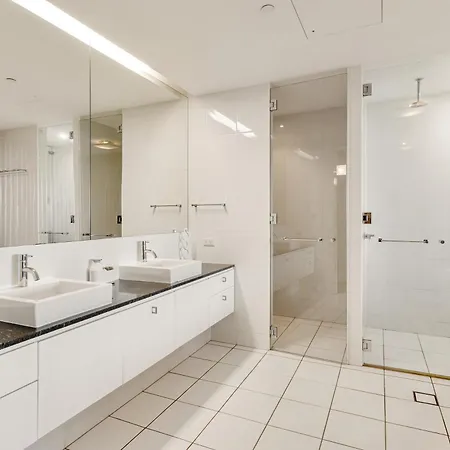Spacious 1 Bedroom Mezzanine With Large Bath Views 2 Free Parking Spots Apartment Brisbane