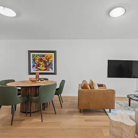 Apartment 2-bed Getaway With Shared Pool & Bbq Access *