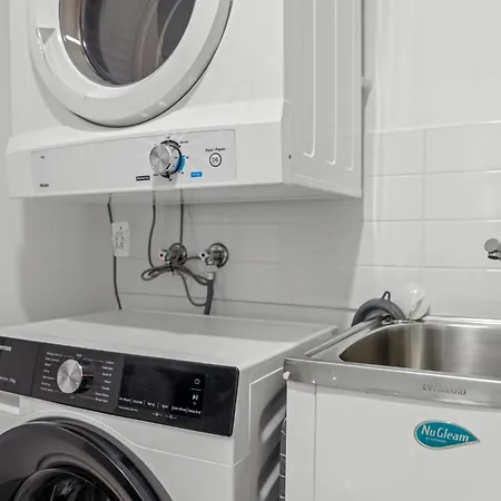 Apartment 2-bed Getaway With Shared Pool & Bbq Access