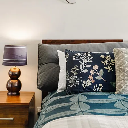 Spacious 1 Bedroom Mezzanine With Large Bath Views 2 Free Parking Spots Apartment *