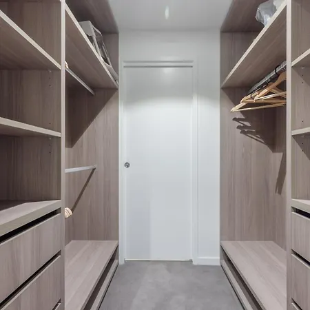 Luxury 50th Floor 2br At Queens Wharf With Parking