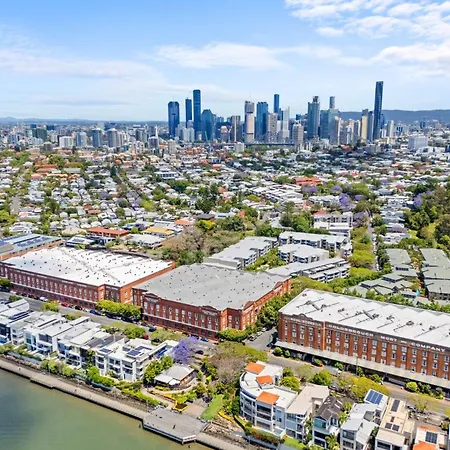 Apartment 2-bed Getaway With Shared Pool & Bbq Access Brisbane
