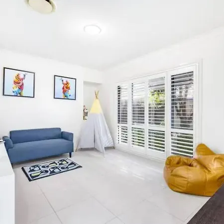 Holiday home 5br Prestige Suburban Manor - Near Shops & Eats *
