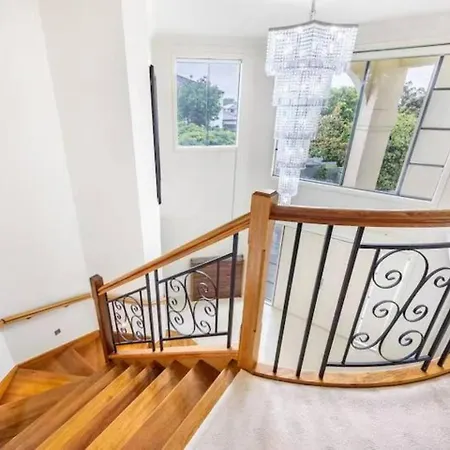 5br Prestige Suburban Manor - Near Shops & Eats Holiday home