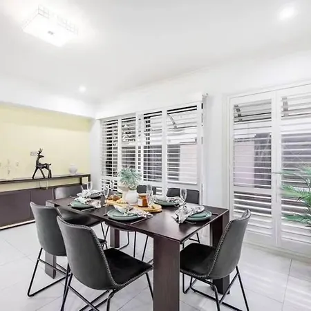 Holiday home 5br Prestige Suburban Manor - Near Shops & Eats *