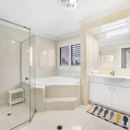 5br Prestige Suburban Manor - Near Shops & Eats