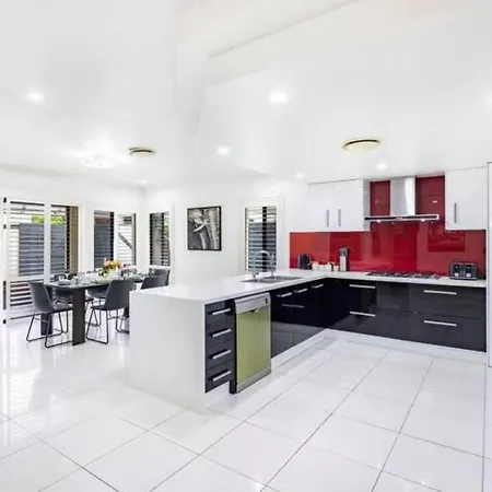 5br Prestige Suburban Manor - Near Shops & Eats