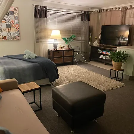 Cozy Retreat 15 Minutes From Airport And 20 Minutes From Cbd Apartment
