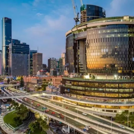 Luxury High Rise 2br In Cbd