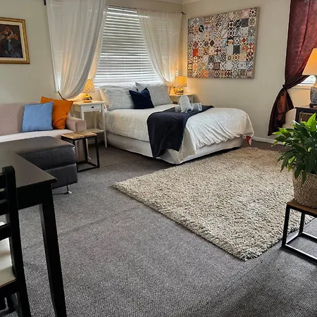 Cozy Retreat 15 Minutes From Airport And 20 Minutes From Cbd Apartment