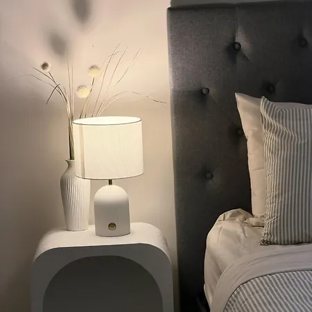 2b2b Unit Near Cbd W Courtyard Fun In Norman Park Brisbane