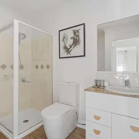 Modern 2br Retreat With Gym, Pool And Balcony Brisbane