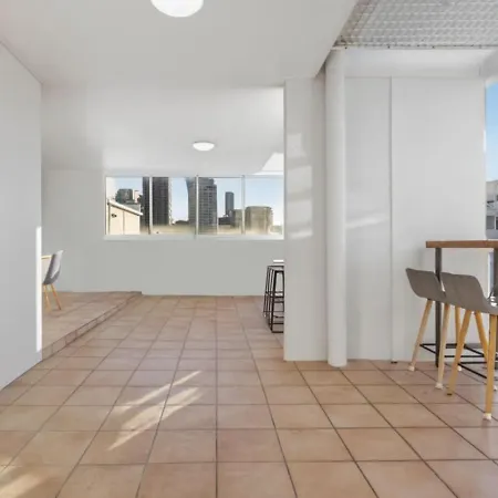 Modern 2br Retreat With Gym, Pool And Balcony Apartment Brisbane