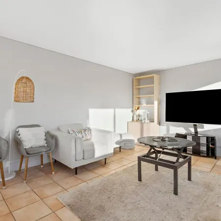Modern 2br Retreat With Gym, Pool And Balcony