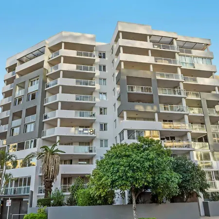 Modern 2br Retreat With Gym, Pool And Balcony Apartment Brisbane