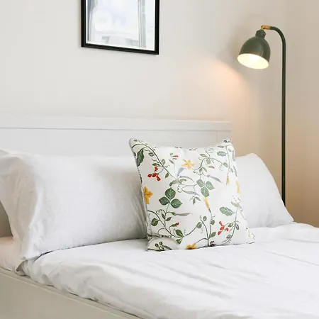 Family-friendly 2brwalk To River & Shops Pool&gym Apartment *
