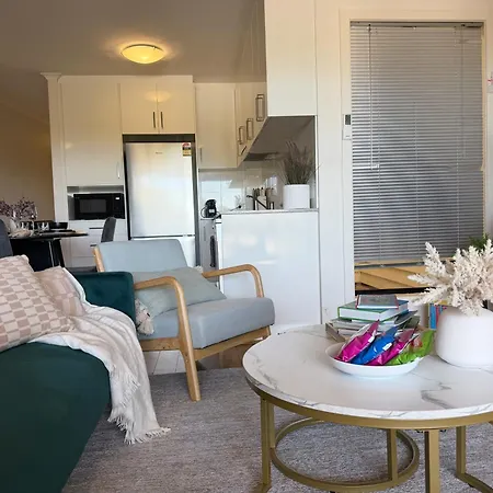 2b2b Unit Near Cbd W Courtyard Fun In Norman Park Brisbane