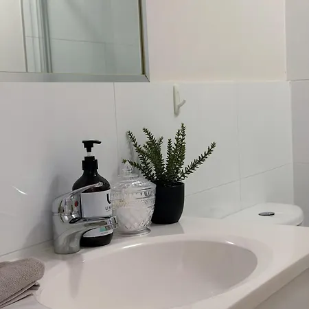 2b2b Unit Near Cbd W Courtyard Fun In Norman Park Apartment