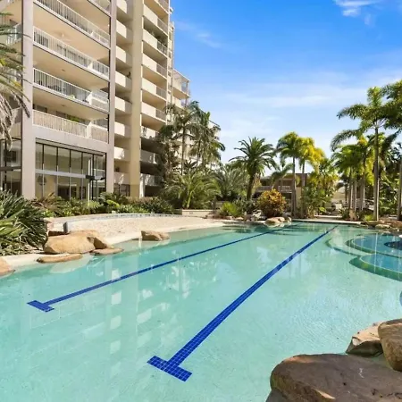 Apartment Modern 2br Retreat With Gym, Pool And Balcony *