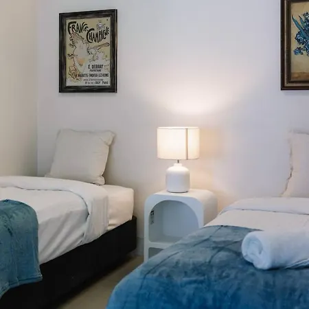 Luxury High Rise 2br In Cbd *