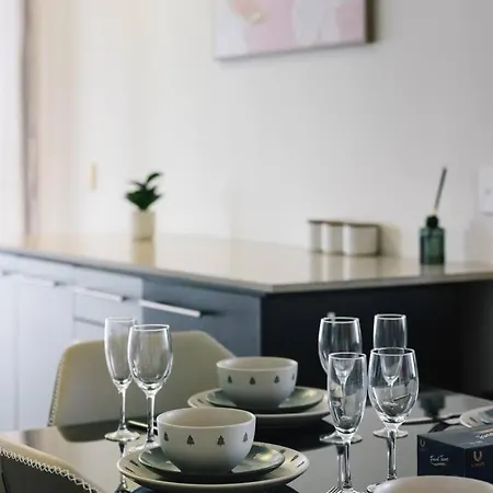 Apartment Luxury High Rise 2br In Cbd *