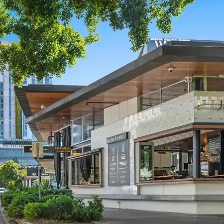 Apartment Modern 2br Retreat With Gym, Pool And Balcony