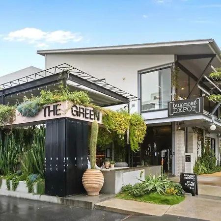 Modern 2br Retreat With Gym, Pool And Balcony *