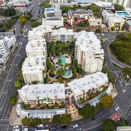 Apartment Modern 2br Retreat With Gym, Pool And Balcony