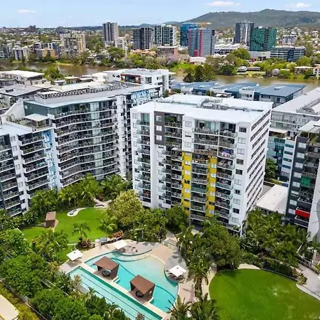 Family-friendly 2brwalk To River & Shops Pool&gym Apartment