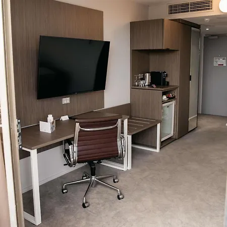 Mercure Spring Hill Hotel 4*