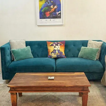 Large And Stylish Townhouse In Chic Area Apartment *