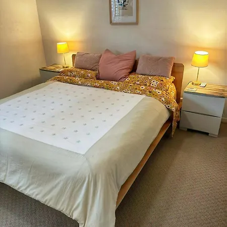 Large And Stylish Townhouse In Chic Area *
