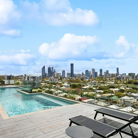 Sleek 1-Bed With Rooftop Pool & Amazing City Views Apartment *