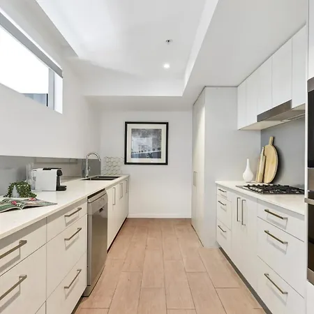 Sleek 1-Bed With Rooftop Pool & Amazing City Views Apartment