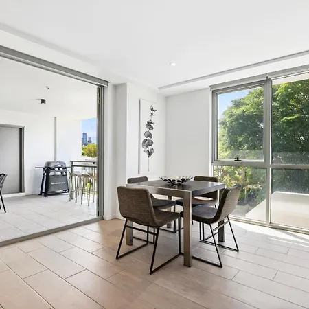 Sleek 1-Bed With Rooftop Pool & Amazing City Views Apartment