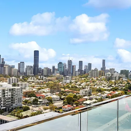 Sleek 1-Bed With Rooftop Pool & Amazing City Views