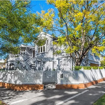 Elegant 4 Brm House In Exclusive New Farm Holiday home