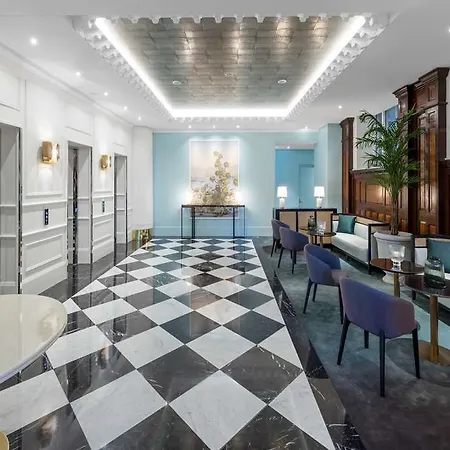Adina Aparthotel 4*