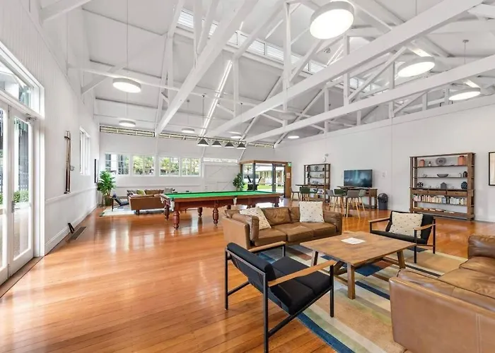 Lovely 2 Bedroom Unit Pool,Gym Workspace & More